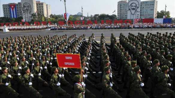 Raúl Castro will preside this January over his first parade, similar to the one shown here, without the shadow of his brother. (EFE / Archive)
